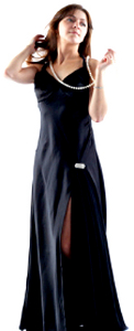 Kobieta w długiej sukni z czarnej krepy jedwabnej, ze sznurem pereł na szyji